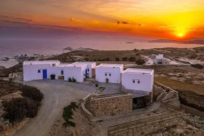 Image de 4-Bedroom Villa in Milos with stunning sea views overlooking Mandrakia Village