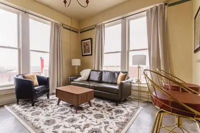 Image de Top Floor 2 Bedroom Loft Overlooking Downtown!