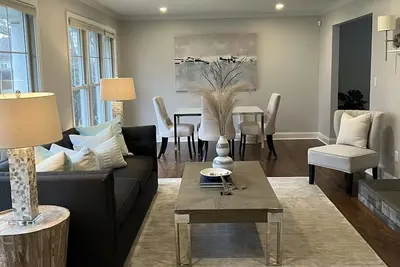 Image de Lovely 5 Bedroom Beach House with Large Backyard - Walk to Beach, Town or Train