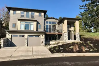 Image de Built in 2021: Custom Designed Modern Luxury