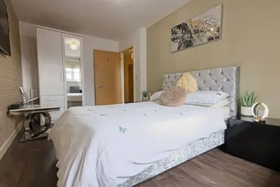 2 Bed Apt - Free Parking - Close to City Centre