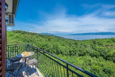 Image de Appartement de deux chambres avec le balcon et la vue sur le mer Drenje, Labin (A-22992-a)