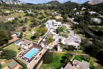 Image de Villa Almendro Résumé