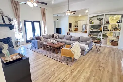 Image de Spacious home on 10 acres with entertainment galore Pool table, ping pong n’more