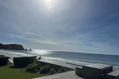 Image de Absolute Beachfront Luxury Accomodation\nEntire home with Private Beach Access