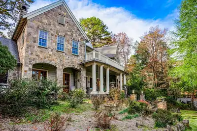 Image de Lovely lakefront estate with boathouse, pickleball, firepit, & stunning view