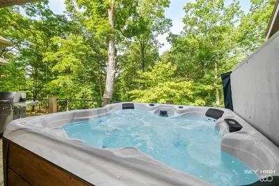 Image de Rustic Luxury | Hot Tub | Beaver Lake
