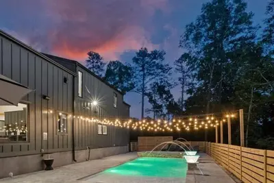 Image de Arkansas Luxe Forest Haven: Pool, Cinema & More!