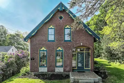 Image de Elegant Victorian Gothic Revival home with wet bar, sunroom, & washer/dryer