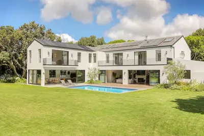 Image de 5 bedroom with Stunning garden, pool and views. Dream family vacation home