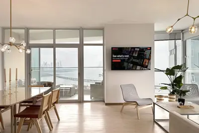 Three-bedroom apartment with ocean views, pool, gym C20c