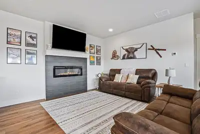 Image de 3bd/2. 5ba Newly Built Gorgeous Townhome!