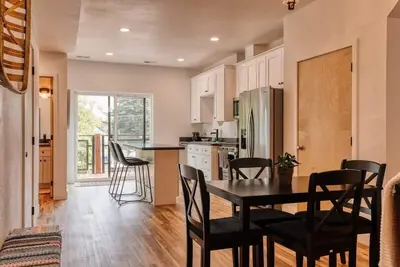 Image de Sheridan Getaway: Chic 3br Suite, Prime Location