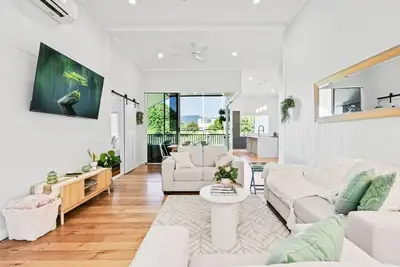 Image de Escape to The Loft- Elegant Urban Retreat with Coastal Charm – Spacious & Stylish Loft