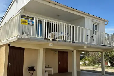 Image de Chalet confortable à 400 m de la plage avec 3 chambres et terrasse – 6 couchages