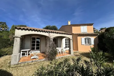 Image de Maison Individuelle 2 Chambres avec Jardin, Piscine et Tennis, Proche du Centre-Village
