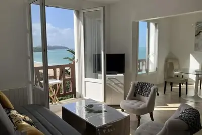 \"Les Pieds dans l'Eau\"