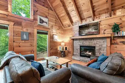 Image de Hickory Lodge: 4-Bed Cabin with Theater, Game Room & Fire Pit near Pigeon Forge