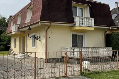 Image de \nKomfortos, csendes, ahol az otthon kényelmében pihenhet! 5 percre a strandtól! \n