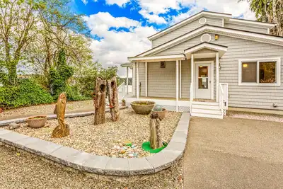 Image de Tranquil Waterfront Home. Private Hot Tub.