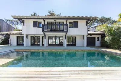 Image de Villa Du Phare avec piscine chauffée pour 14 perso