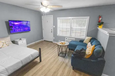 Image de 1br Cozy Apt | 3 Full Beds | Free Gated Parking