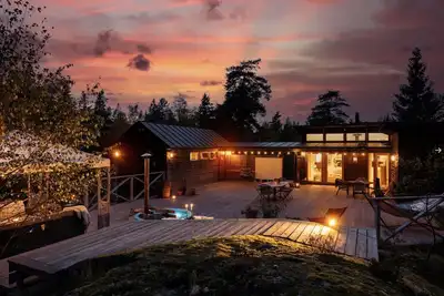 Image de Nordic design dream in forest! Lake, hot tub, privacy & 15 mins to Stockholm