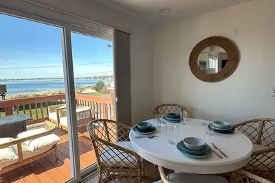 Image de Saltmarsh Beach House steps from the beach!