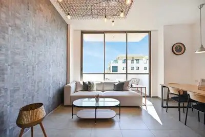 Image de Cosy 2br with Balcony next to Gordon Beach by Holyguest