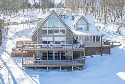 Image de Dog Friendly Lakeview Chalet w/ Hot Tub