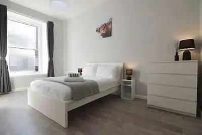 Upmarket Ground Floor Apartment in Morningside