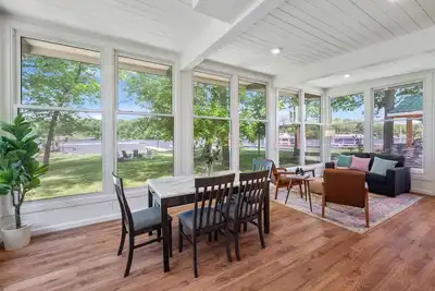 Lakeside Bliss: Spectacular Lake Views and Access!