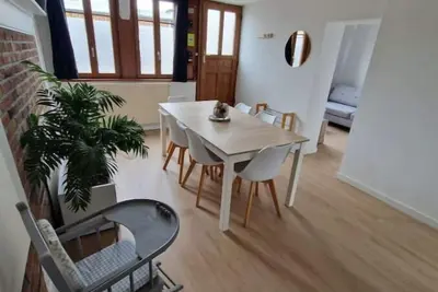 Image de Maison Picquigny avec cour donnant sur la Somme