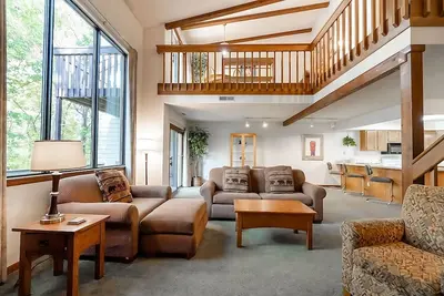 Image de 2 Bedroom w/Full Kitchen, Outdoor Terrace and Free Parking!