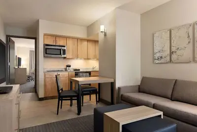 Image de Family Friendly UPenn Proximity: Free Breakfast & Comfy Suites with Full Kitchen