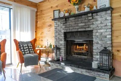 4 Bd Mountain Oasis with Hot Tub & Fireplace near Camelback