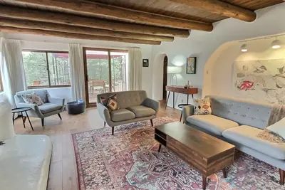 Image de Beautiful Adobe in the Pines Above Taos