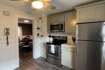 Image de Cozy 2br Fairport Village home\n\n
