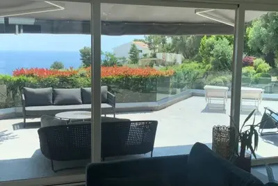 Image de Eze villa with a gorgeous sea-side view. Pet friendly!