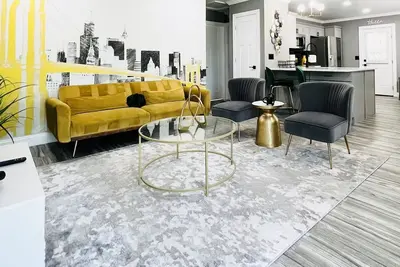 Image de Stylish & Spacious 2br/1ba Duplex “Gemstone”