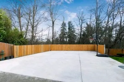 Large Home with Extended Driveway Minutes from the Puyallup State Fair