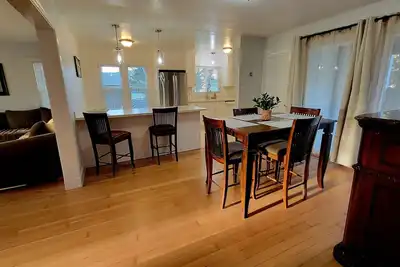 Image de Spacious Downtown Martinez Home -2b/1ba