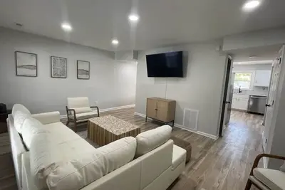 Image de Newly Renovated Home On Lakeview \n