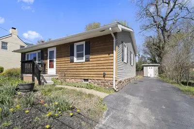 Image de A private home in historic Bolivar with a hot tub and yard. Pet friendly!