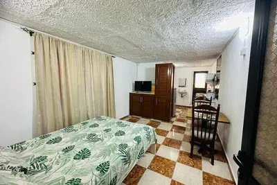 Image de studio with 1 double bed, private bathroom with warm shower, free parking & wifi.
