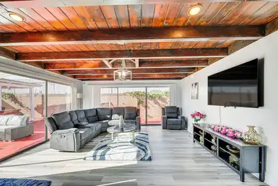 Image de South Central Los Angeles Home w/ Patio