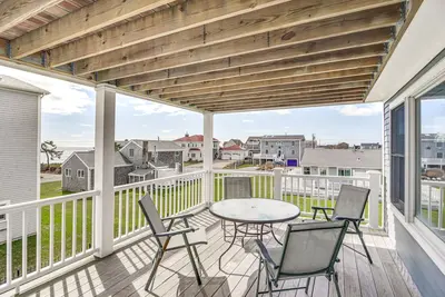 Image de Narragansett Home w/ Scenic Views: Walk to Beach!