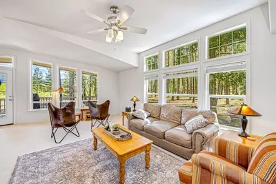 Image de Dog-friendly home on 200 acres with mountain view, fishing ponds & river access