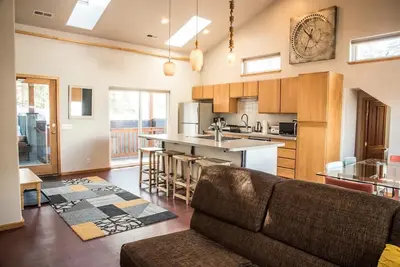 Laid Back Penthouse in A+ Sun Valley Location. \n\n
