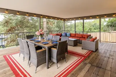 Image de Luxury Home with 8 beds Hot Tub and an Awesome Deck!